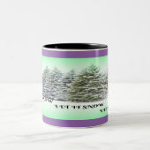 Lassen Sie es schneebedeckte Bäume grün glühen Win Zweifarbige Tasse (Mittel)
