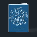 Lassen Sie es schneit | Christmas Blue Holiday Car Feiertagskarte<br><div class="desc">Whimsikale Urlaubskarte mit weißer moderner Kalligraphie. Für dieses Design steht ein Foto (flach und gefaltet) zur Verfügung. Diese individuell anpassbare Karte ist Teil einer Urlaubssammlung "Let It Snow" - passende Artikel verfügbar.</div>