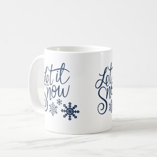Lassen Sie es Winter-Glitzer blauer Skript Kaffeetasse (Vorderseite Links)