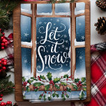 Lassen Sie es Winter Winter Weihnachten Schnee Geschirrtuch<br><div class="desc">Bringen Sie die Schönheit eines schneebedeckten Wintertages mit diesem personalisierten "Let It Snow" Weihnachtshandtuch ins Haus. Dieses festliche Handtuch mit einem ruhigen Ausblick auf den Schnee, der von einem gemütlichen Fenster aus fällt und mit Heiligen und Beeren geschmückt ist, verleiht Ihrer Küche Wärme und Urlaubsszauber. Ideal für diejenigen, die den...</div>