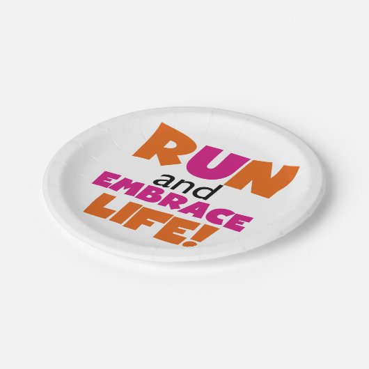 Lassen Sie laufen und umfassen Sie Leben-orange Pappteller (Schrägansicht)