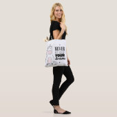 Lassen Sie nie Ihre Träume los Tasche (Am Model)