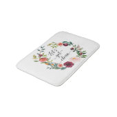 Lassen Sie uns saubere Typografie mit Blumenkranz  Badematte (Schrägansicht)