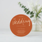 Lässig Burnt Orange Typografy Wedding Einladung (Stehend Vorderseite)