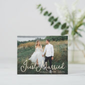 Lässig Just Married Script Foto Ankündigungspostkarte (Stehend Vorderseite)