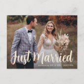 Lässig Just Married Script Foto Ankündigungspostkarte (Vorderseite)
