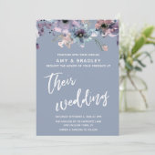 Lässige Handschrift floral Dusty Blue Wedding Einladung (Stehend Vorderseite)