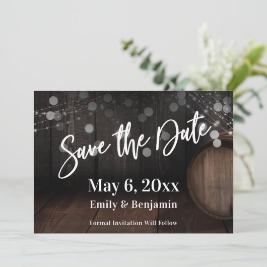 Lässige Handschrift glühende Leuchten Holzfass Save The Date (Stehend Vorderseite)