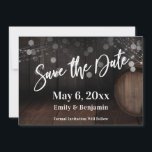 Lässige Handschrift glühende Leuchten Holzfass Save The Date<br><div class="desc">Diese Karte ist in einem Bild bedeckt, das einen Teil eines Holzfass an einer dunkelbraunen Wand enthält. Ideal für Ihre Whisky, Wein, Brauerei, Weinkeller oder andere rustikale Hochzeitsfeiern. Dieses Hintergrundbild wurde in Grafiken mit Zeichenketten aus blinkenden Lichtern und festlichen Lichtbildern eingezeichnet. Mit einem modernen Schriftart von Schriftzeichen habe ich ein...</div>