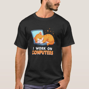 Lässige Katze, die an Computern arbeitet T-Shirt