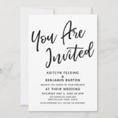 lässige moderne Skripthochzeit "You Are Invated" Einladung (Vorderseite)