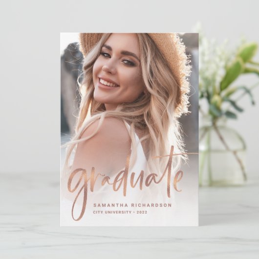 Lässige Script-Rose Gold Zwei-Foto-Graduierungspar Einladung (Stehend Vorderseite)