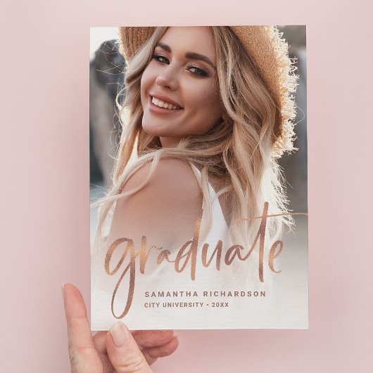 Lässige Script-Rose Gold Zwei-Foto-Graduierungspar Einladungspostkarte