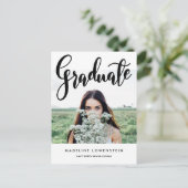 Lässige Typografie Graduate Foto Einladungspostkarte (Stehend Vorderseite)
