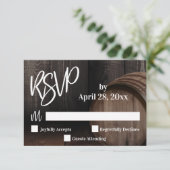 Lässige Typografie Holzfass-Hochzeit RSVP Karte (Stehend Vorderseite)