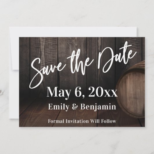 Lässige Typografie über braunes Holzfässchen Save The Date (Vorderseite)