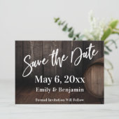 Lässige Typografie über braunes Holzfässchen Save The Date (Stehend Vorderseite)