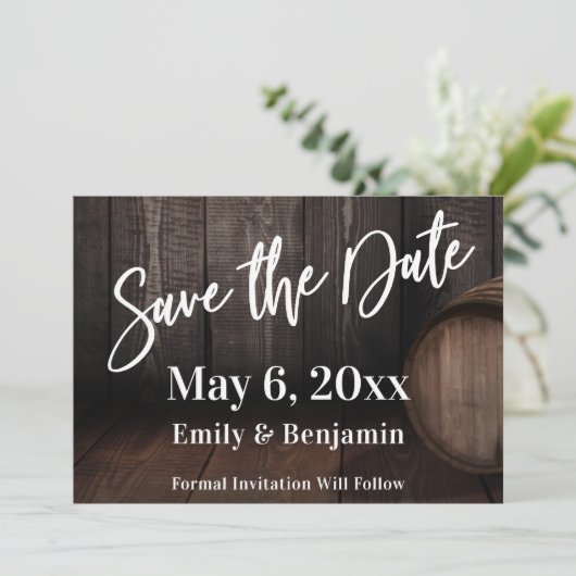 Lässige Typografie über braunes Holzfässchen Save The Date (Stehend Vorderseite)