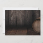 Lässige Typografie über braunes Holzfässchen Save The Date (Rückseite)