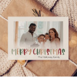 Lässige Weihnachtsfeiertage verblasstes Foto Feiertagskarte<br><div class="desc">Diese festliche lässige Weihnachten verblasste Weihnachten Foto-Urlaubskarte ist perfekt für Ihre lustige, kreative, helle Weihnachten. Es ist ein einzigartiger, spielerischer, moderner Schriftart in Rot, Boho Bräune und heller und dunkelgrüner Farbe, die für ein fröhliches, saisonales Ambiente sorgen. Wenn Sie Ihren Lieben den dunklen Winter mit niedlichem Feiertagsjubeln näher bringen wollen,...</div>