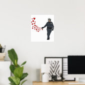 Lässiger Pepper Spray-Polizist mit Herz in Farbe Poster (Heimbüro)