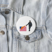 Lässiger Pfeffer-Spray-Polizist mit Flagge in der Button (Beispiel)