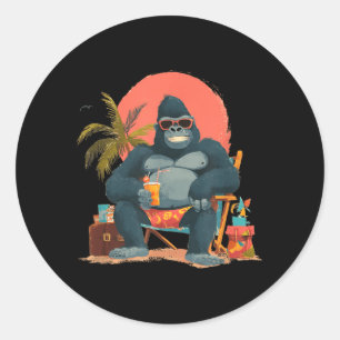 Lassiger Urlaubsgorilla in Shorts und Sonnenbrille Runder Aufkleber