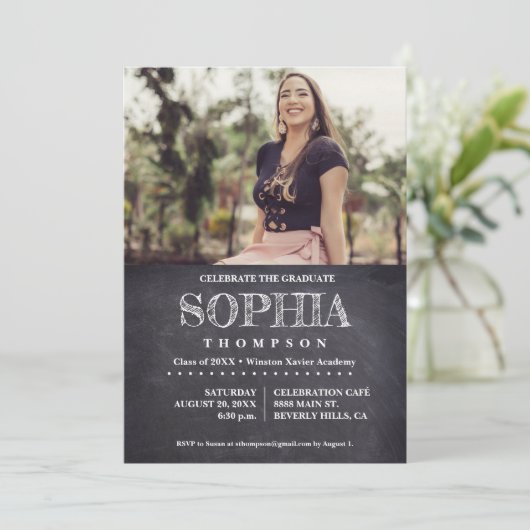 Lässiges Foto Chalkboard feiern den Abschluss Einladung (Stehend Vorderseite)