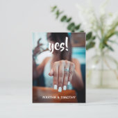 Lässiges Script Ja! Ankündigung der Verlobung Postkarte (Stehend Vorderseite)