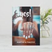 Lässiges Script Ja! Ankündigung der Verlobung von  (Stehend Vorderseite)