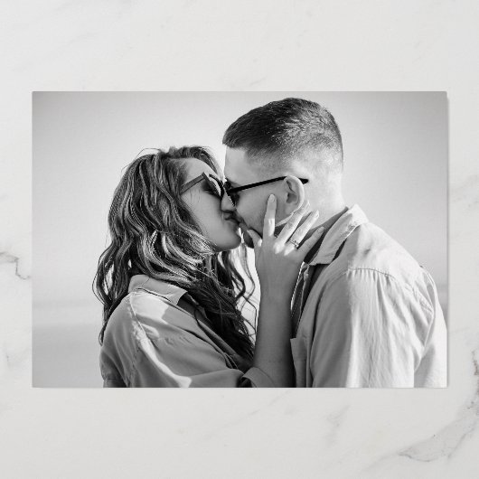 Lässiges Skript Schwarzes Foto Hochzeit Speichern Folieneinladung (Rückseite)