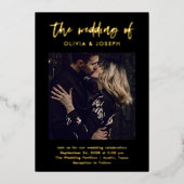 Lässiges Skript und Foto auf Schwarz | Hochzeitsgo Folieneinladung (Vorderseite)