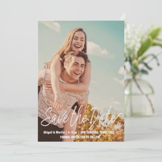 Lässiges SkriptWedding Save the Date Foto Einladung (Stehend Vorderseite)