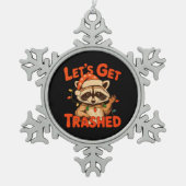 Lass's Get Trashed Weihnachts Raccoon Feral Xmas Schneeflocken Zinn-Ornament (Vorderseite)
