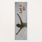 "Lass's go" Frau am Strand Yogamatte (Vorderseite)