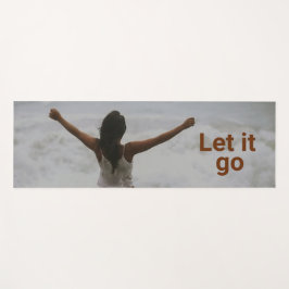 "Lass's go" Frau am Strand Yogamatte