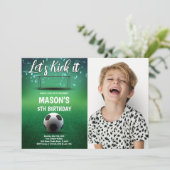 Lass's Kick It Soccer Geburtstagseinladungen Einladung (Stehend Vorderseite)