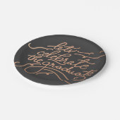 Lässt das graduierte Rosen-Goldskript feiern Pappteller (Schrägansicht)