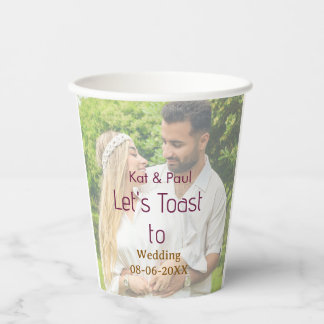 Lasst uns auf die Hochzeit anstoßen name datum ein Pappbecher