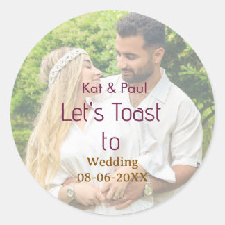Lasst uns auf die Hochzeit anstoßen name datum ein Runder Aufkleber
