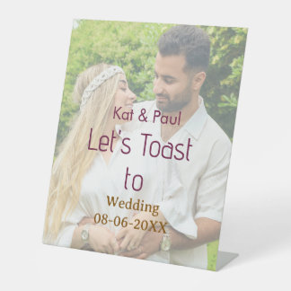 Lasst uns auf die Hochzeit anstoßen name datum ein Sockelschild
