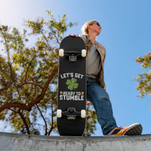 Lasst uns bereit sein zu stolpern Lustiger St. Pat Skateboard