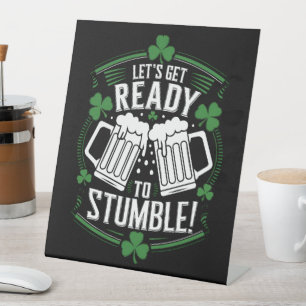 Lasst uns bereit sein zu stolpern Lustiger St. Pat Sockelschild