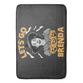 Lasst uns Brenda Spooky Halloween Kamala Harris ge Badematte (Vorderseite Vertikal)