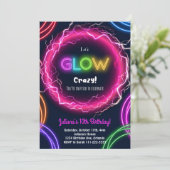 Lasst uns Crazy zum Geburtstag einladen Einladung (Stehend Vorderseite)