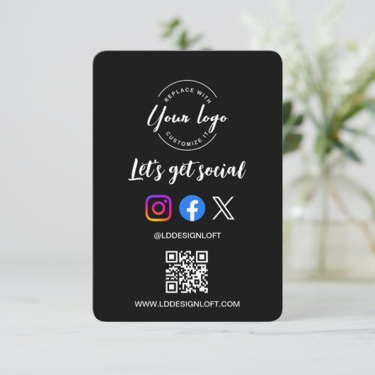Lasst uns den QR-Code für soziale Medien schwarz m Einladung (Stehend Vorderseite)