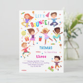 Lasst uns den springenden Park-Kindergeburtstag ab Einladung (Stehend Vorderseite)