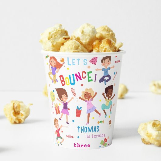 Lasst uns den springenden Park-Kindergeburtstag ab Pappbecher