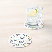 Lasst uns den Weihnachtsbeleuchtungskranz bekommen Runder Pappuntersetzer (Vor Ort)