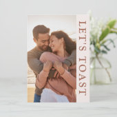 Lasst uns die Foto-Engagement-Partei Toast Einladung (Stehend Vorderseite)